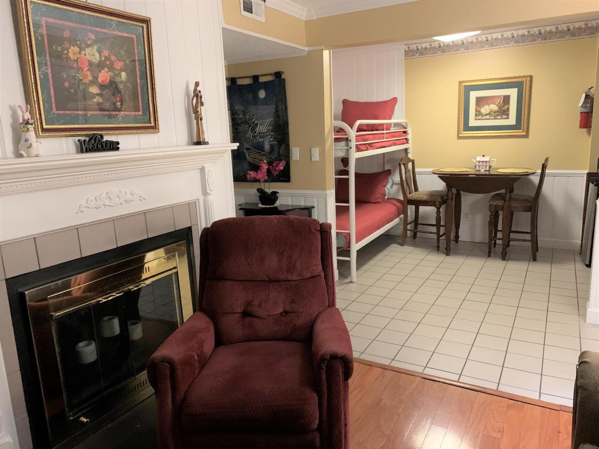 Oak Square Rentals Gatlinburg Room photo